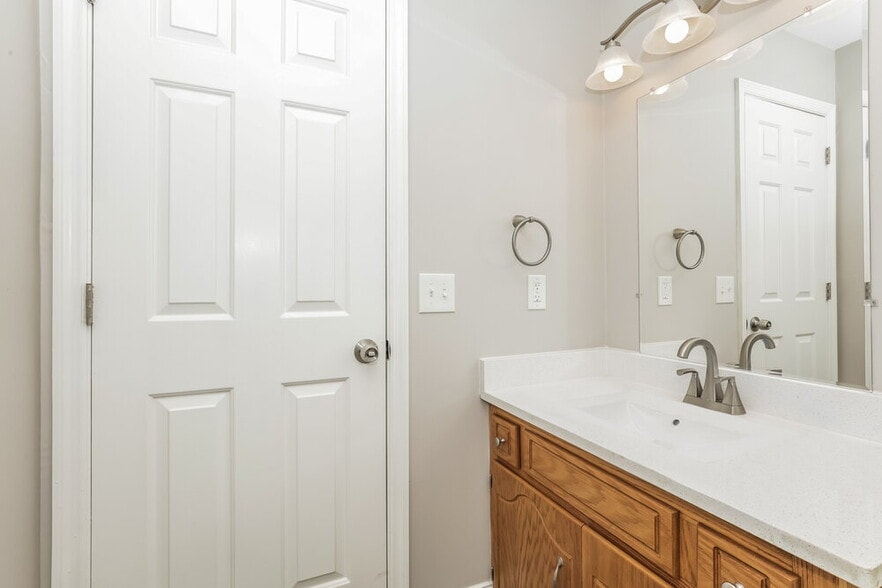 Building Photo - 208 Legend Ct