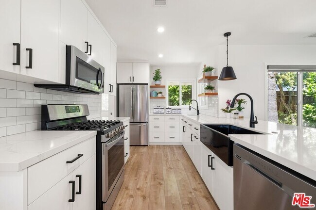 Building Photo - 16141 Dickens St