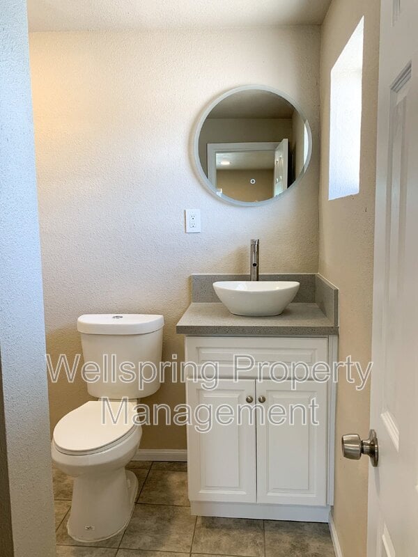 Building Photo - 419 S Sanders St