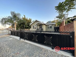 Building Photo - Cute 3 Bedroom Located in Taft!