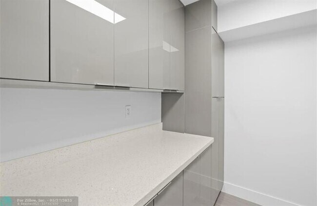 Building Photo - 6085 N Sabal Palm Blvd