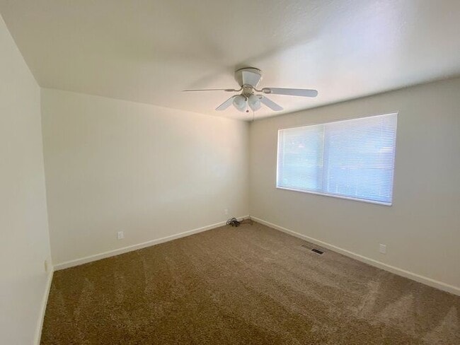 Building Photo - Charming Sparks Duplex - Yard/Garage/Centr...