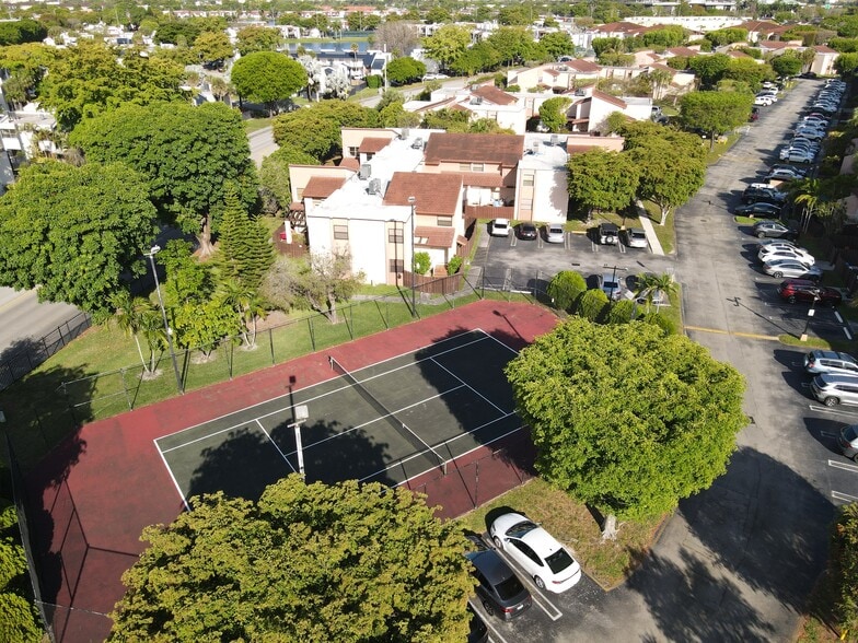 Aerial view of tennis court - 445 W Park Dr