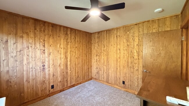 Building Photo - 2 Bedroom View Home