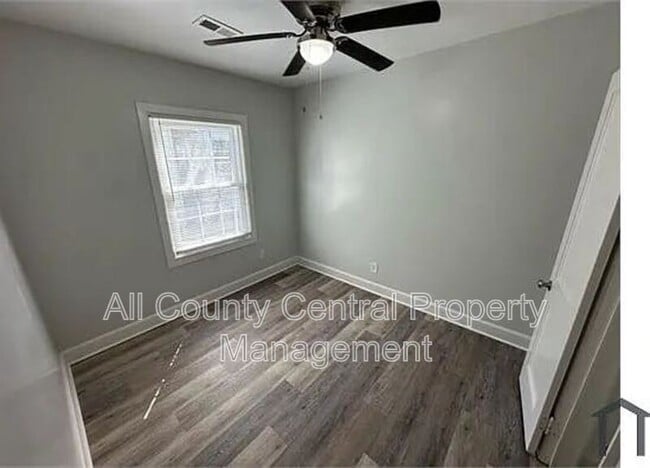 Building Photo - 1601 Center St S