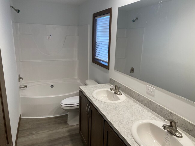 Building Photo - 3 Bedroom House in McLean!