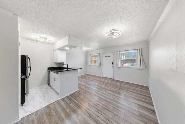 Building Photo - 2401 Manor Rd