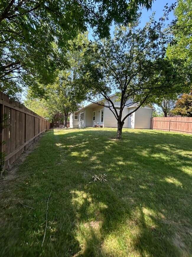 Building Photo - Impressive Home w/ 6 Bedrooms, Full Finish...
