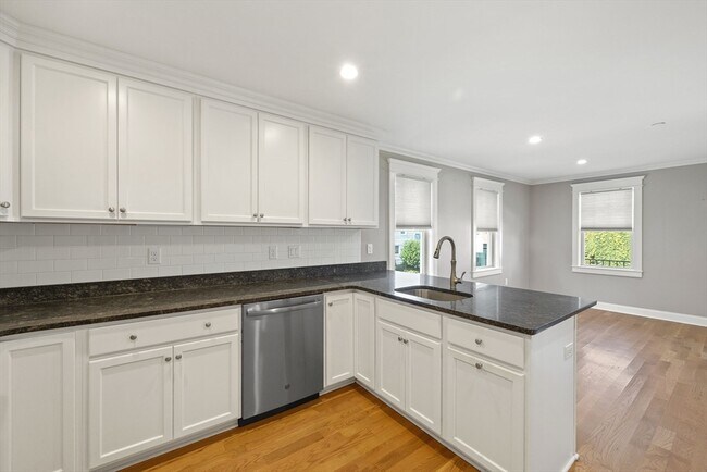Building Photo - 25 Howland St