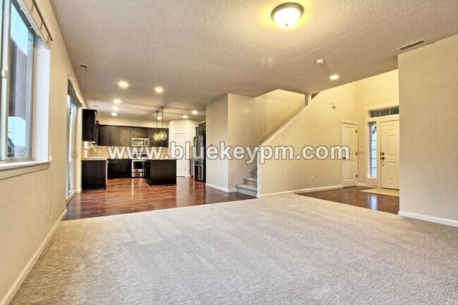 Building Photo - 3 Bed, 2.5 Bath Luxury Pet Friendly Home in Ridgefield