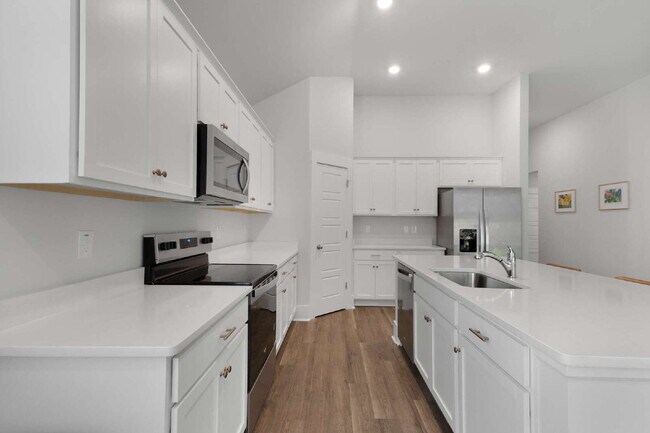 Building Photo - Spacious 4 Bedroom Home in Blake Farm