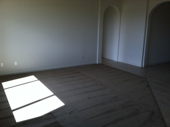 Building Photo - 3 bedroom 2 bath home in South East Visali...