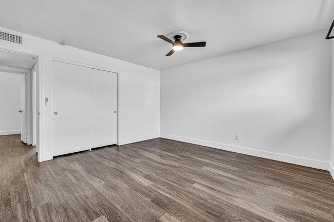 Building Photo - 6 bed/ 3.5 bath