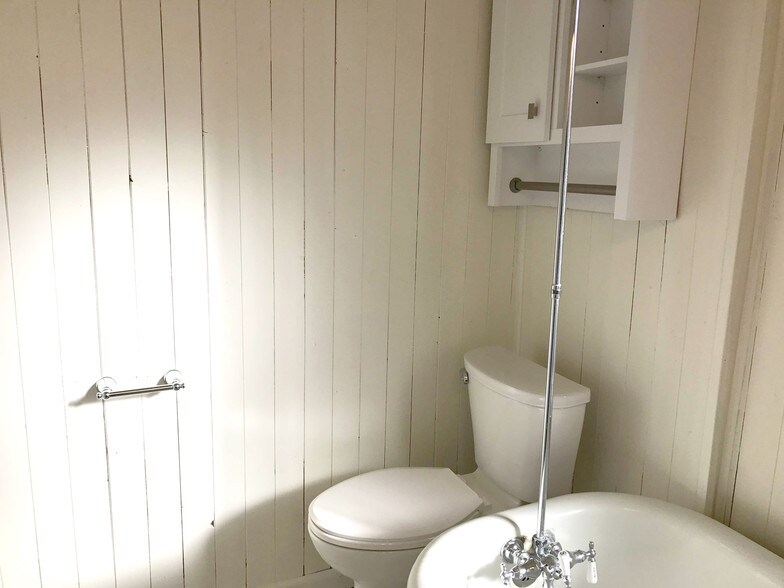 Building Photo - 45 Sunnyside Dr