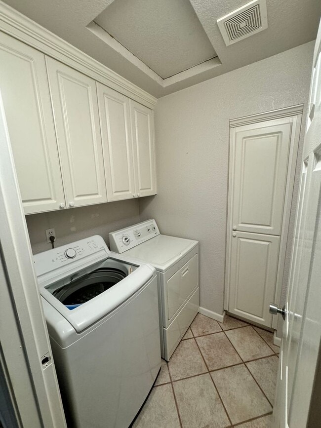 Building Photo - Well Kept 3 Bedroom, 2 Bathroom in Roseville Available Now!