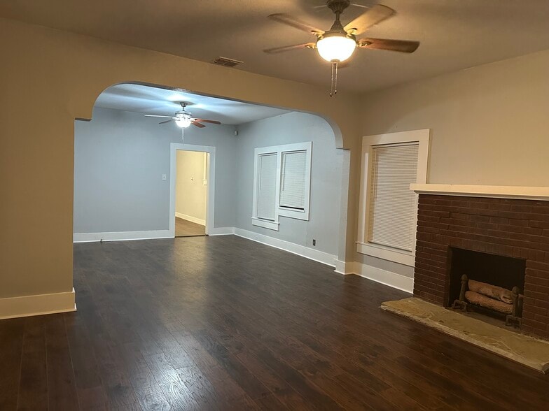 Building Photo - 1118 Santa Anna