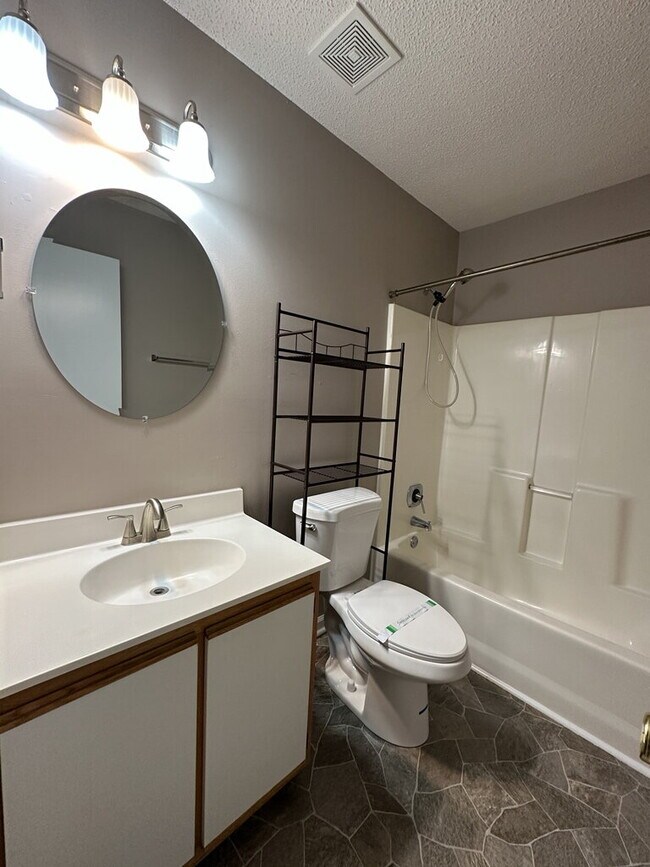 Building Photo - Nice Freshly Painted 2 Bedroom Home in Hun...
