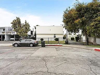 Building Photo - 667 Glenfinnan Ave