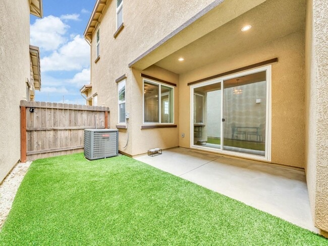 Building Photo - Beautiful 2019 Built 3 bedrooms 2.5 bath!