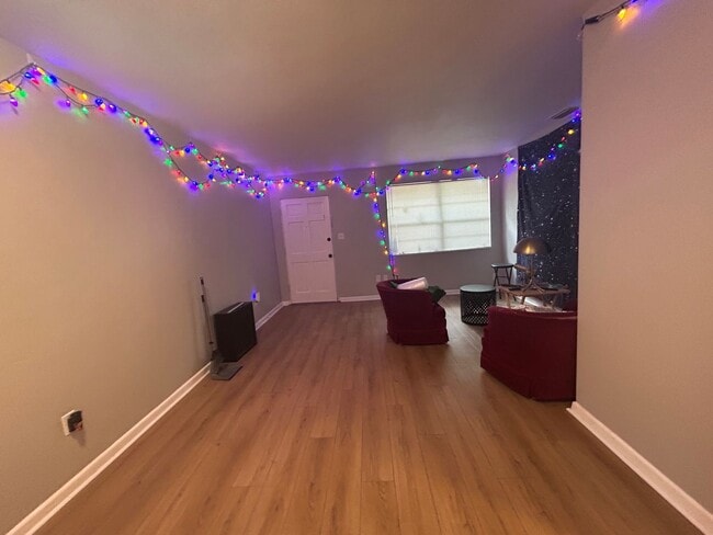 Building Photo - Beautiful 2/1 NW Gainesville with large yard