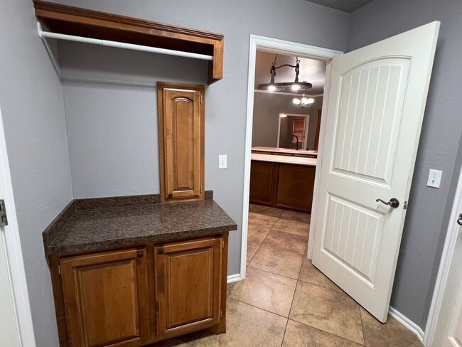 Building Photo - (3) Bed/(2) Bath + Study and Safe Room in ...