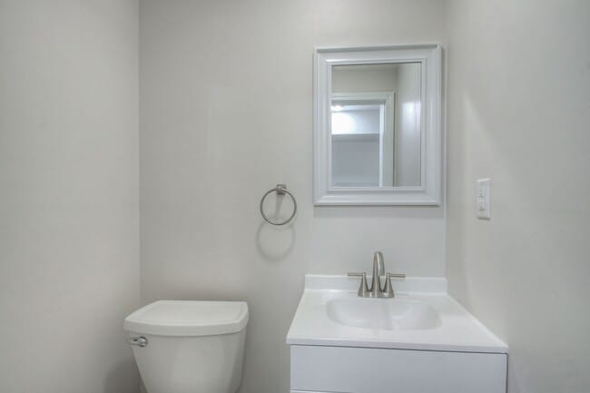 Building Photo - Remodeled 2BR Townhome in Spring Hill