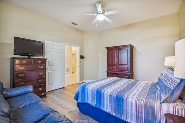 Building Photo - 3 Bed, 2 Bath Single Family Home in Sarasota