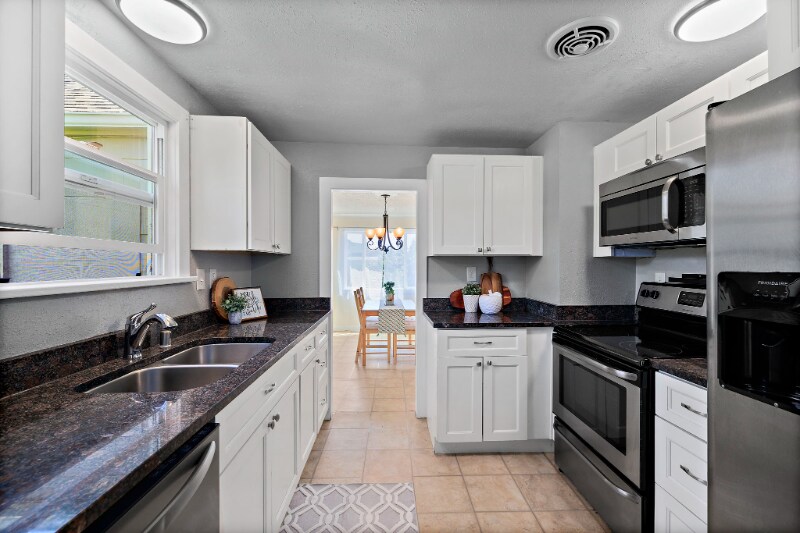 Building Photo - 10743 14th Ave SW