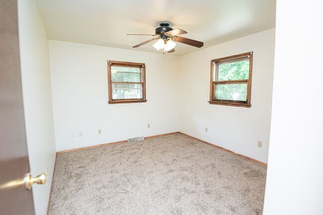 Building Photo - 3 bed 1 bath Duplex in Portage
