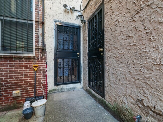 Building Photo - 2138 Mt Vernon St