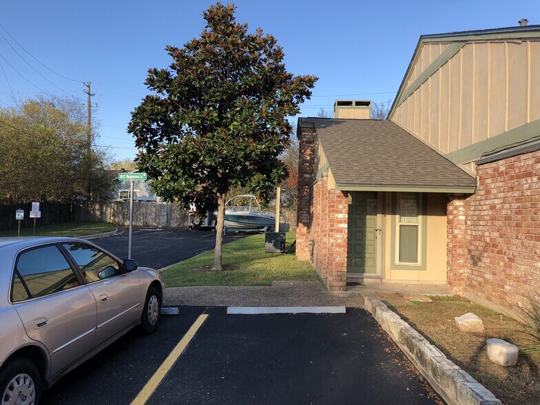Building Photo - 914 W Meadowmere Ln
