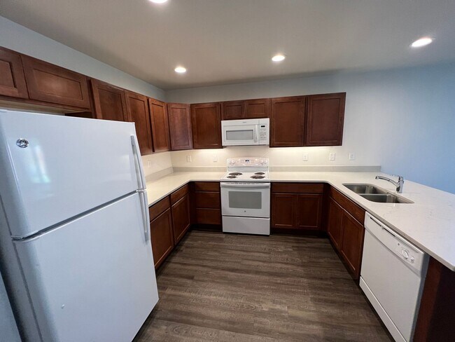 Building Photo - 4.5 Bathrooms ! 4 large bedrooms! Close to CWU