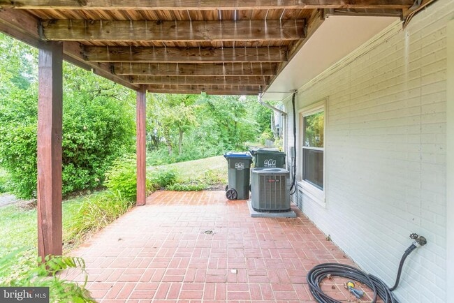 Building Photo - 5335 Lake Cove Ct