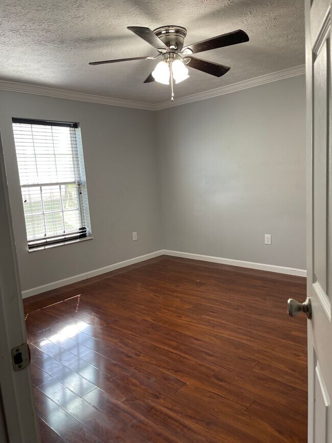 Building Photo - 411 Cornus Ave