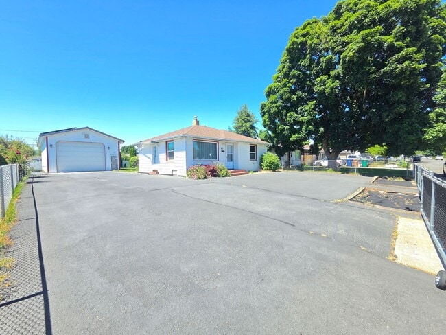 Building Photo - $2,495 - 3 Bed / 2 Bath Charming Home in Shadle Area with Utilities Included in Rent