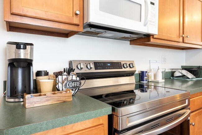 Building Photo - 528 University Ave