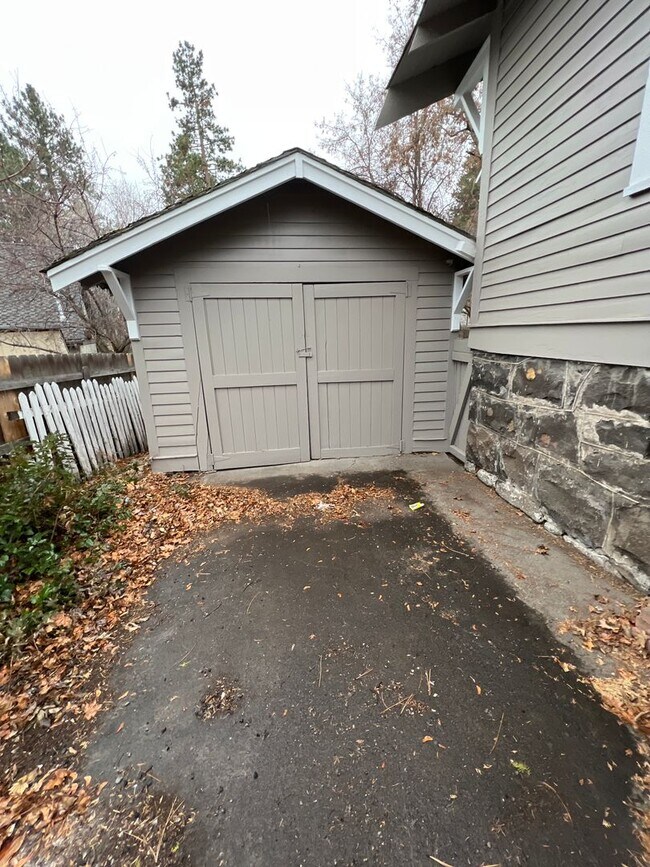 Building Photo - Remodeled DOWNTOWN Bend House, Newer Flooring/Paint/Appliances, Gas heat, Small Garage, Fenced Yard