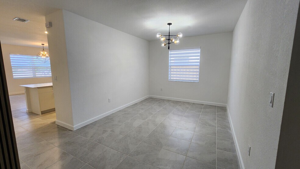 Building Photo - 2991 SE 23rd Ave