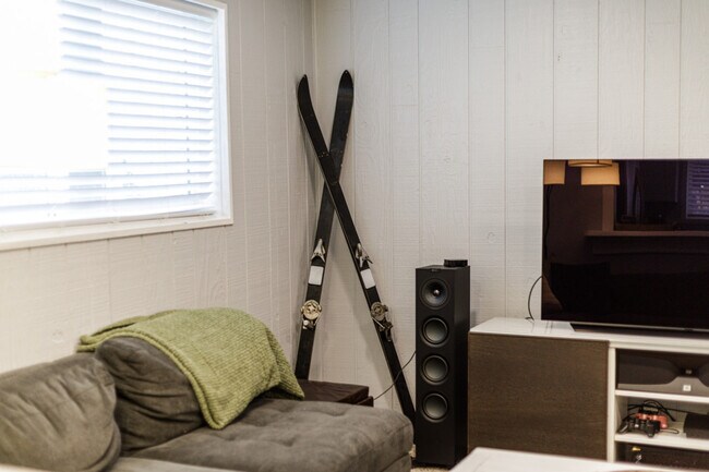 Building Photo - 1416 E Hollow Dale Dr