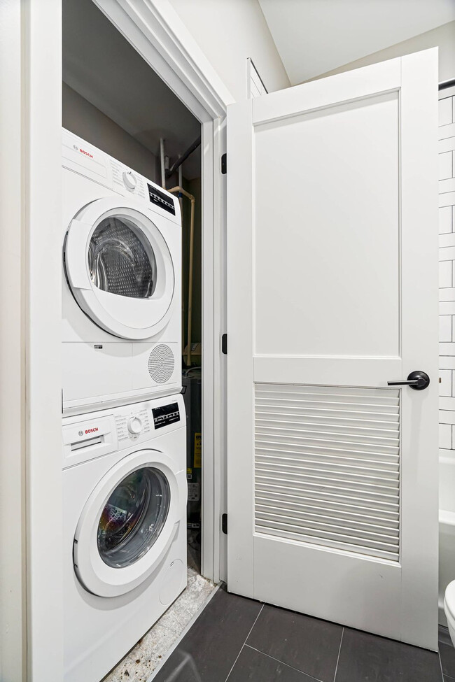 Building Photo - 205 W 4th St