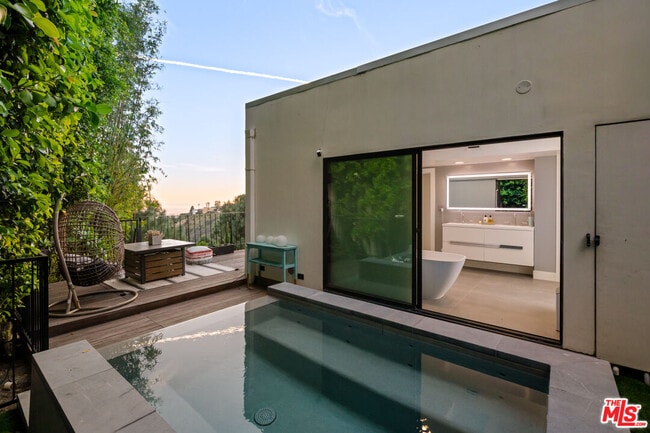 Building Photo - 2001 Sunset Plaza Dr