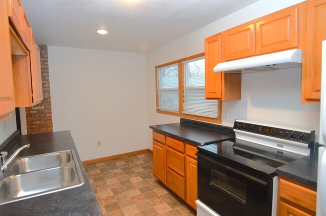 Building Photo - 5 Bedroom House for Rent