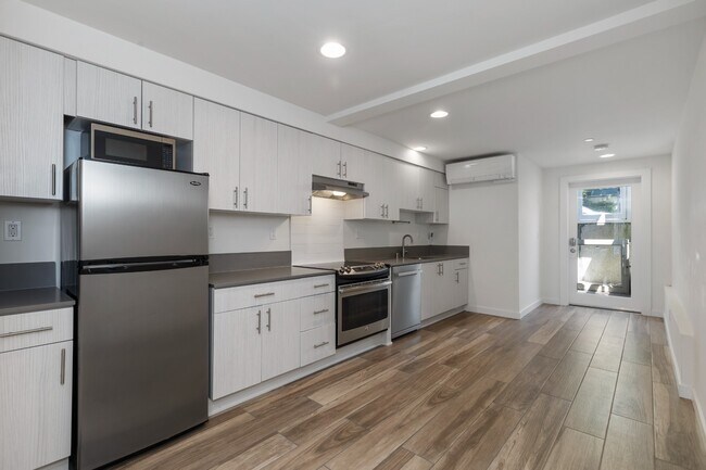 Building Photo - Newly Renovated 1 Bedroom Apartment in Hea...