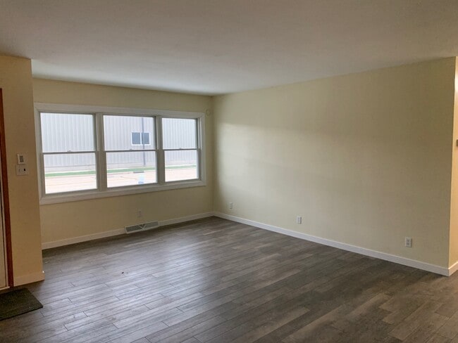 Building Photo - 1044 Park Ave