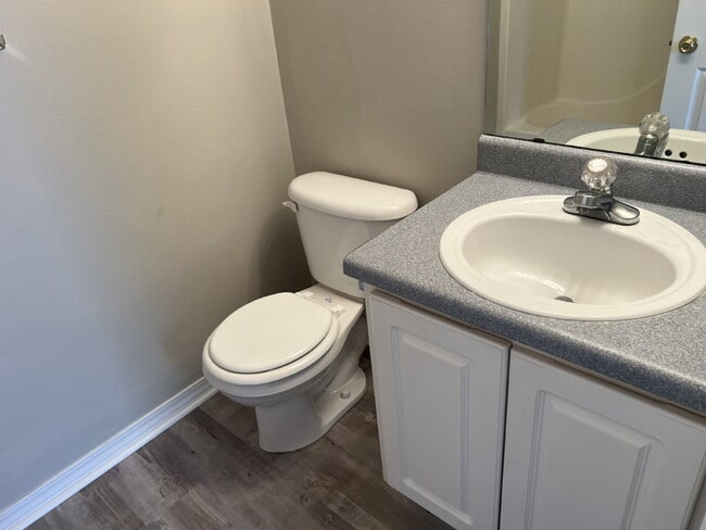 Building Photo - "Charming 2-Bed Townhouse in Fort Walton B...