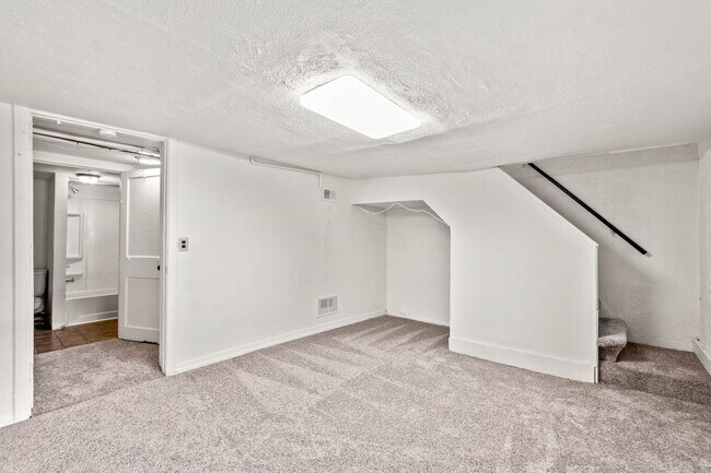 Building Photo - GREAT TWO BEDROOM IN SOUTH SIDE SLOPES!