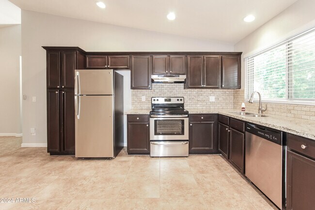 Building Photo - 6646 W Sunnyside Dr