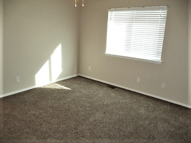 Building Photo - 868 Red Fern Dr