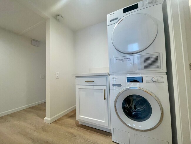 Building Photo - AVAILABLE NOW !! 2 Bedroom 2 Bathroom Cond...