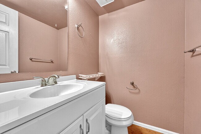 Building Photo - $2,350.00, 2-bed, 2.5-bath townhouse in th...